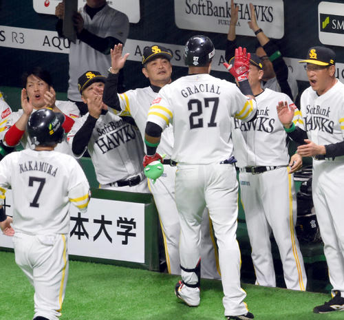ソフトバンク対巨人　2回裏ソフトバンク1死二塁、左中間へ2点本塁打を放ったグラシアルを迎える工藤監督（撮影・森本幸一）