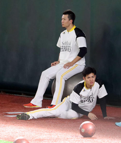 ソフトバンク対巨人　試合前、リラックスした表情でウオーミングアップするソフトバンク千賀滉大と高橋（撮影・垰建太）