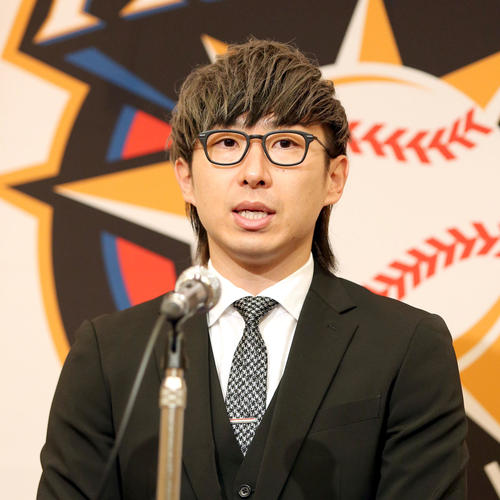 海外FA権を行使せず残留を表明し会見に臨む日本ハム金子（撮影・佐藤翔太）
