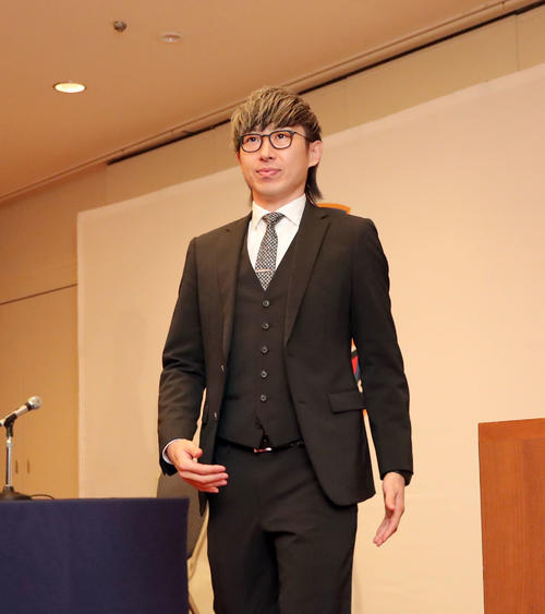 会見を終え会場を後にする日本ハム金子（撮影・佐藤翔太）