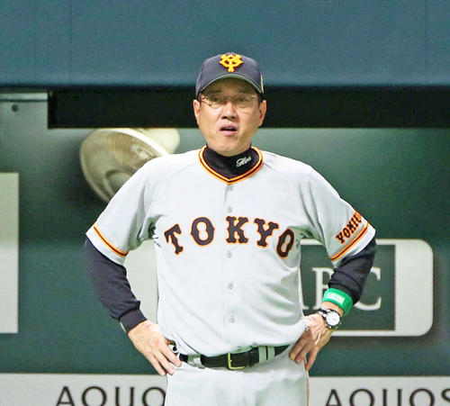 7回裏ソフトバンク1死三塁、マシソンに交代を出す原監督（撮影・栗木一考）