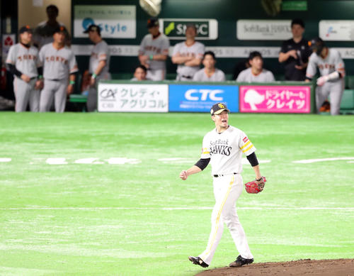 ソフトバンク対巨人　7回表巨人2死二、三塁、重信を三振に仕留め雄たけびを上げる千賀（撮影・垰建太）