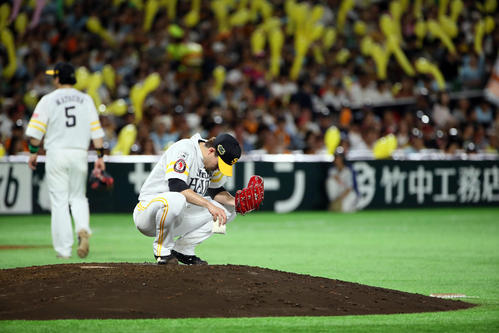 7回表巨人2死二、三塁、マウンドで集中する千賀（撮影・栗木一考）