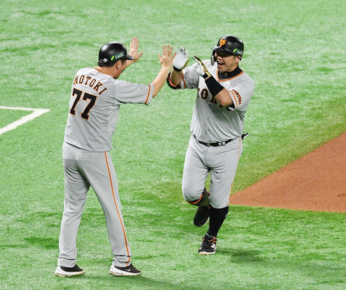 2回表巨人1死、阿部は先制のソロ本塁打を放ち、元木三塁コーチャーとハイタッチ（撮影・加藤諒）