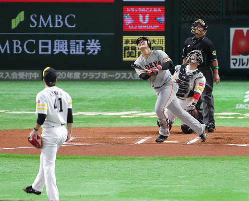 6回表巨人2死、岡本は右飛に倒れる。投手千賀（撮影・梅根麻紀）