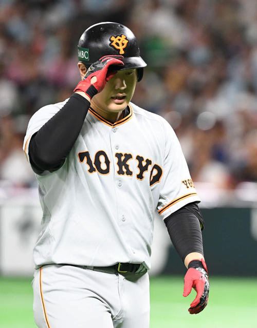 ソフトバンク対巨人　6回表巨人2死、右飛に倒れて引き揚げる岡本（撮影・山崎安昭）