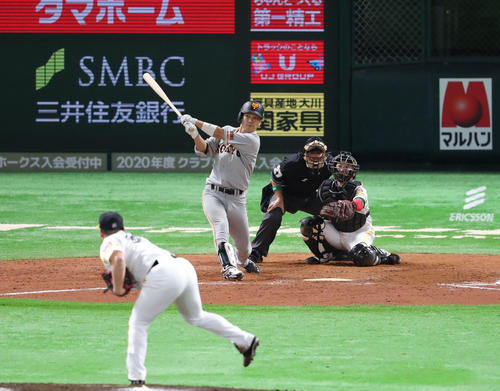 ソフトバンク対巨人　9回表巨人1死、大城卓三は右越え本塁打を放つ（撮影・梅根麻紀）