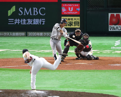 ソフトバンク対巨人　9回表巨人1死、大城卓三は右越え本塁打を放つ（撮影・梅根麻紀）