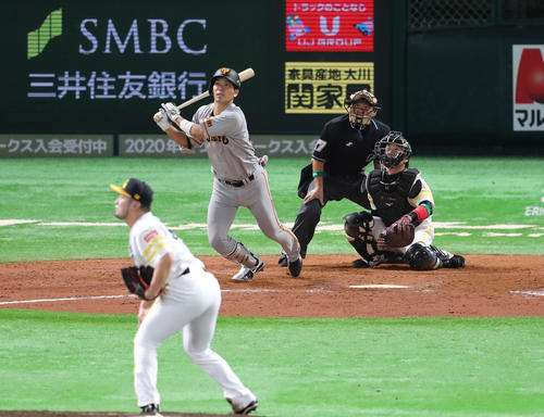 ソフトバンク対巨人　9回表巨人1死、大城卓三は右越え本塁打を放つ（撮影・梅根麻紀）