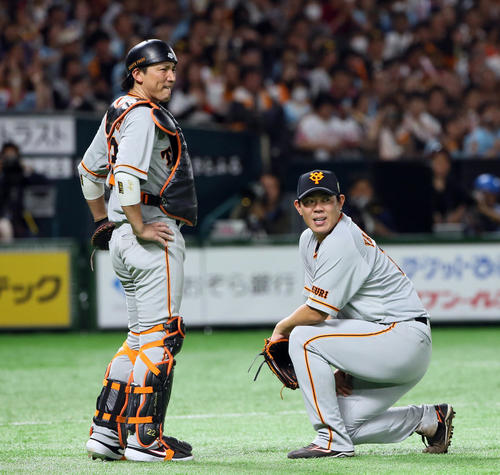 6回裏ソフトバンク無死二塁、今宮に送りバントを決められ、がっくりと膝をつく山口（右）と捕手小林（撮影・栗木一考）