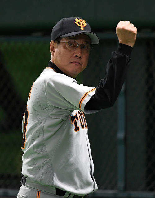 ソフトバンク対巨人　選手交代を告げてベンチに戻る巨人原監督（撮影・山崎安昭）