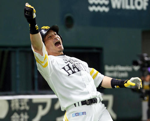 ソフトバンク対巨人　7回裏ソフトバンク無死一、三塁、松田宣は中越えに先制3点本塁打を放ち熱男のポーズ（撮影・栗木一考）