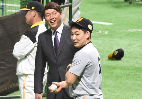 試合前、新井貴浩氏と話をする丸（撮影・今浪浩三）