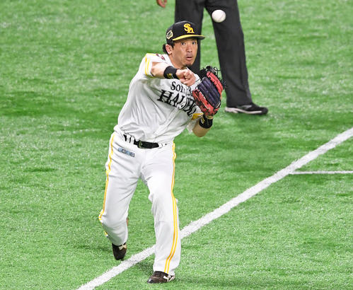 5回表巨人無死、三塁手松田宣は岡本のゴロを好捕し、一塁へ送球する（撮影・加藤諒）