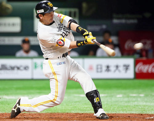 ソフトバンク対巨人　5回裏ソフトバンク2死、松田宣はチーム初安打となる左前打を放つ（撮影・栗木一考）