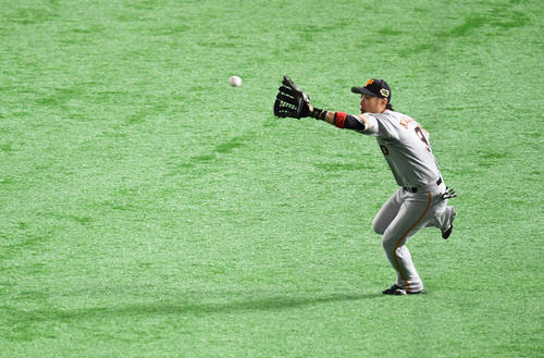 5回裏ソフトバンク2死一、二塁、右翼手亀井は内川の飛球を好捕する（撮影・加藤諒）