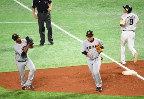 ソフトバンク対巨人　6回裏ソフトバンク2死三塁、柳田（右）を一塁ゴロで打ちとりグラブを叩くメルセデス（左）（撮影・森本幸一）