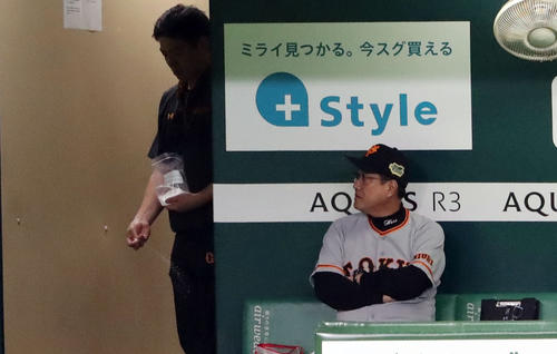 ソフトバンク対巨人　試合開始を待つ巨人原監督（右）の横で、スタッフがベンチに塩をまく（撮影・垰建太）