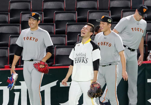 ソフトバンク対巨人　試合前、ソフトバンク千賀（中央）は巨人菅野（左）、坂本勇と談笑する（撮影・垰建太）