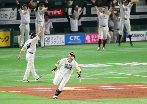 ソフトバンク対巨人　7回裏ソフトバンク無死一、三塁、松田宣は中越えに先制3点本塁打を放ち、ほえながらベースを回る（撮影・梅根麻紀）