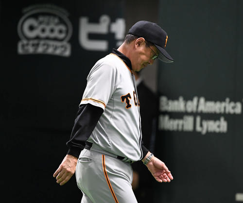 ソフトバンク対巨人　選手交代を告げてベンチに戻る巨人原監督（撮影・山崎安昭）