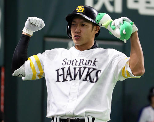 ソフトバンク対巨人　8回裏ソフトバンク1死、柳田は左中間へソロ本塁打を放ちベンチ前でポーズ（撮影・栗木一考）