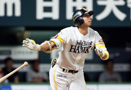 ソフトバンク対巨人　8回裏ソフトバンク2死一塁、福田は右越えに2点本塁打を放つ（撮影・栗木一考）