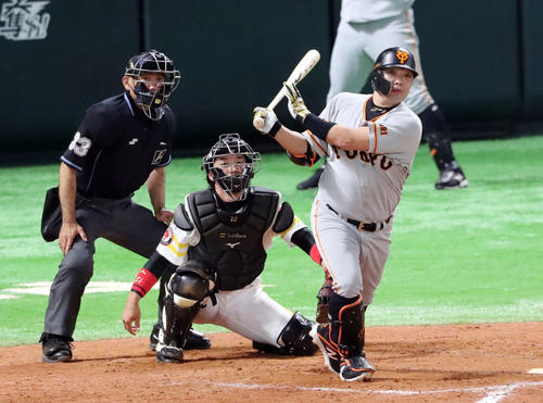 ソフトバンク対巨人　9回表巨人2死二塁、右翼線に適時打を放つ阿部（撮影・垰建太）
