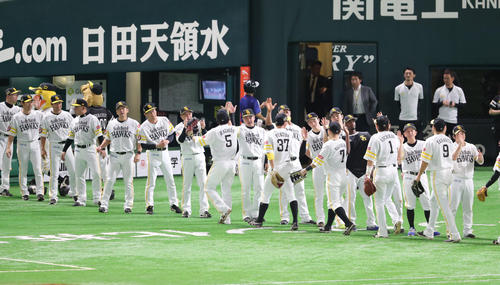 ソフトバンク対巨人　巨人に2連勝しハイタッチをかわすソフトバンクナイン（撮影・梅根麻紀）