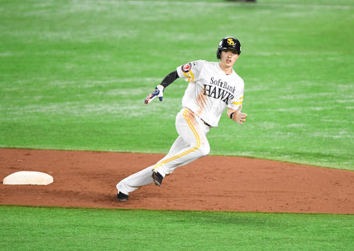 ソフトバンク対巨人　7回裏ソフトバンク無死一塁、グラシアルの左前打で三塁を狙う周東（撮影・今浪浩三）