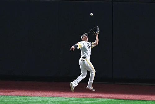 1回表巨人1死、坂本勇のフェンス際の飛球を好捕する中堅手柳田（撮影・加藤諒）