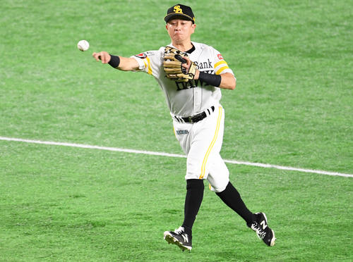 4回表巨人1死、二塁手川島は坂本勇のゴロを好捕し、一塁へ送球する（撮影・加藤諒）