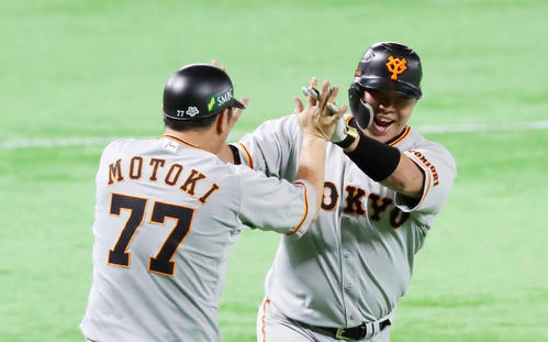 ソフトバンク対巨人　2回表巨人1死、阿部は右中間越えに先制本塁打を放ち、笑顔で元木コーチとタッチを交わす（撮影・加藤哉）