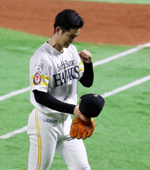 ソフトバンク対巨人　7回表巨人2死一、三塁、高橋礼は阿部を三ゴロに打ち取りガッツポーズを見せながらベンチへ引き揚げる（撮影・加藤哉）