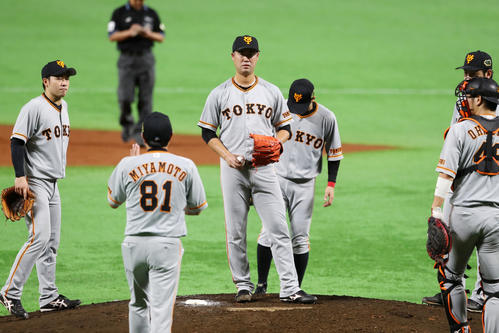 ソフトバンク対巨人　7回裏ソフトバンク無死一、三塁、大竹は松田に中越え3点本塁打を被弾し降板する（撮影・加藤哉）