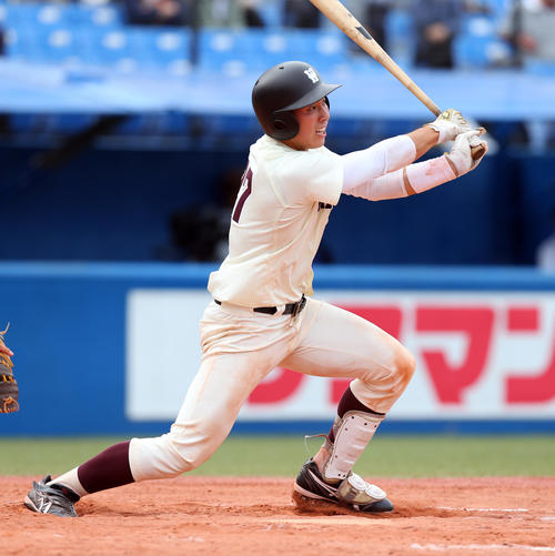 早大対立大　延長12回表早大1死満塁、右中間を破る3点適時三塁打を放つ岩本（撮影・大野祥一）