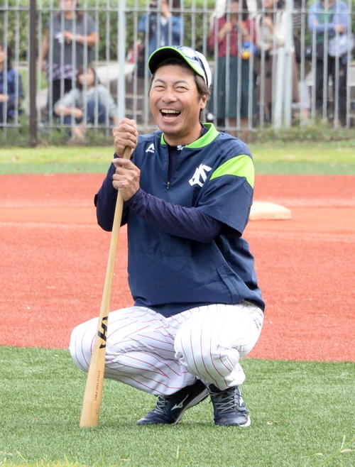 笑顔で練習を見守るヤクルト高津監督（撮影・鈴木正章）
