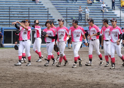 決勝進出を決め、笑顔の日大国際関係ナイン