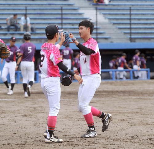 日大国際関係先発の臼井は、好投してベンチ前で仲間とハイタッチ
