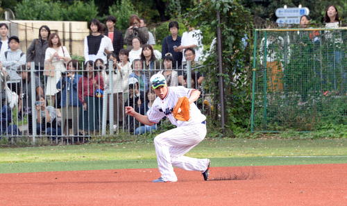 ファンの視線を浴びながら一塁でノックを受けるヤクルト山田哲（撮影・鈴木正章）
