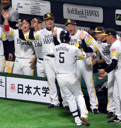 ソフトバンク対巨人　7回裏ソフトバンク無死一、三塁、中越え3点本塁打を放った松田宣を迎える工藤監督（撮影・森本幸一）