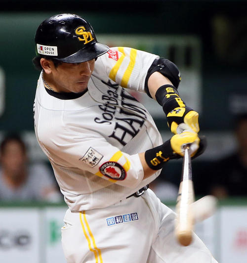 ソフトバンク対巨人　7回裏ソフトバンク無死一、三塁、松田宣は中越えに先制3点本塁打を放つ（撮影・栗木一考）