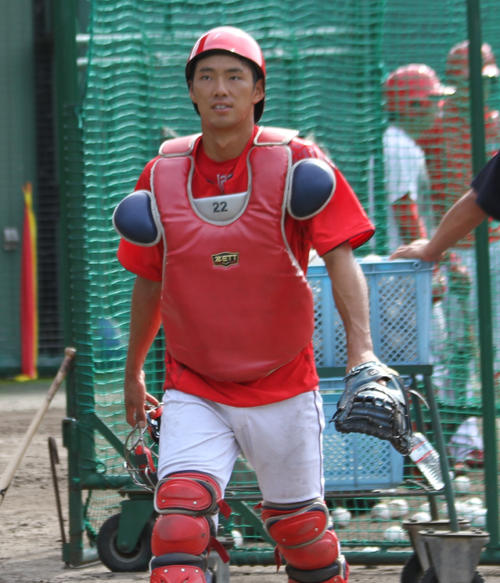 試合前に守備練習を行う中村奨