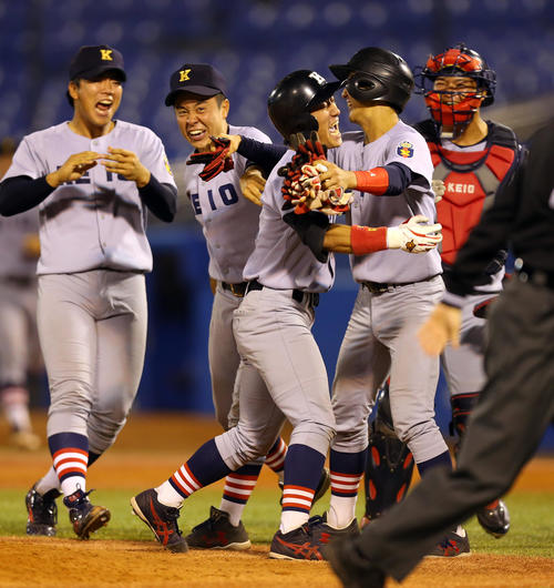 明大対慶大　9回裏慶大2死一、二塁、サヨナラの中越え適時二塁打を放ち、仲間たちと喜ぶ橋本典（中央）（撮影・大野祥一）