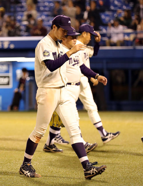 明大対慶大　サヨナラ負けを喫して肩を落として引き上げる森下（手前）（撮影・大野祥一）