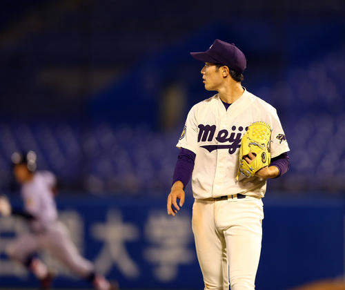 明大対慶大　9回裏慶大2死一、二塁、橋本典（左）に中越え適時打を打たれサヨナラ負けを喫した森下（右）（撮影・大野祥一）