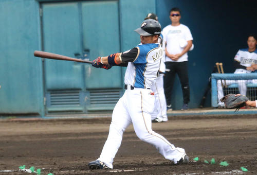 1回1死一塁、右中間へ2ランを放つ日本ハム近藤（撮影・中島宙恵）