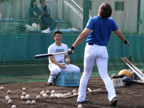 日本ハム清水（手前）の打撃練習中に笑顔を見せる近藤（撮影・中島宙恵）