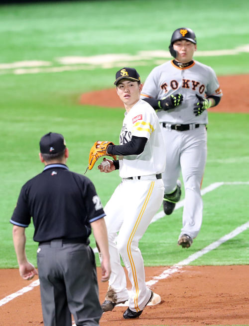ソフトバンク対巨人　4回表巨人2死、丸（右）を一ゴロに仕留め無安打投球を続ける高橋（中央）（撮影・垰建太）