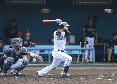 2回2死、“プロ1号”を放つ日本ハム田宮（撮影・中島宙恵）